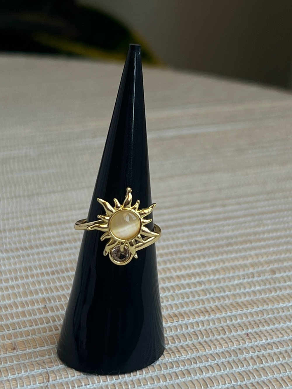 Adjustable fidget gold cat eye sun ring